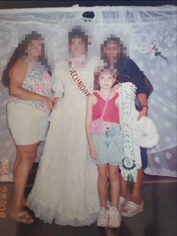 Fotografía antigua, familiar difuminada alrededor